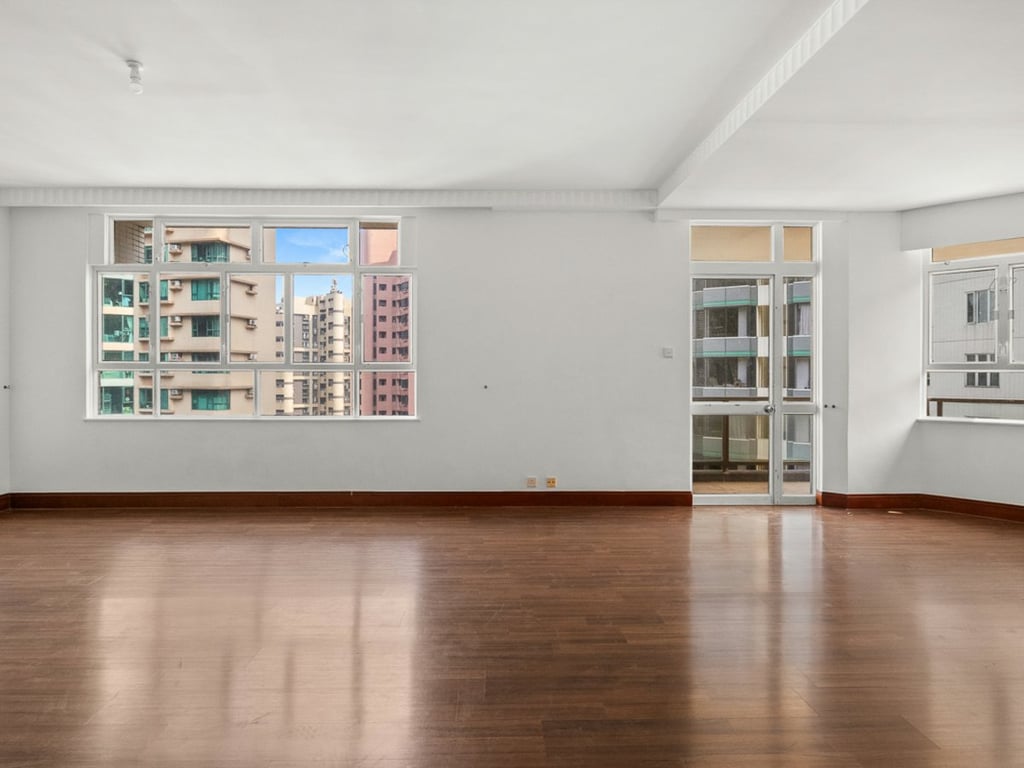https://img.propertyraptor.com/cdn-cgi/imagedelivery/KD5bF_AFL0JDTbKLWF7z9g/ap8/ap8_001/hornet/prp/img/4af51447bf6b2f0e020c281423148a35.jpg/public