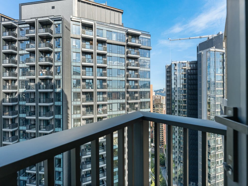 https://img.propertyraptor.com/cdn-cgi/imagedelivery/KD5bF_AFL0JDTbKLWF7z9g/ap8/ap8_001/hornet/prp/img/4b45e098877cccfe7a55be71536f76b8-wtm.jpg/public