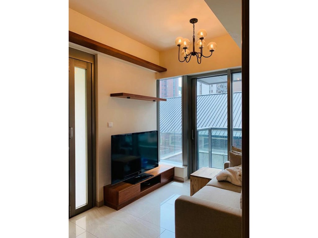 https://img.propertyraptor.com/cdn-cgi/imagedelivery/KD5bF_AFL0JDTbKLWF7z9g/ap8/ap8_001/hornet/prp/img/4b48e4c3f96d0540514375672811c640.jpg/public