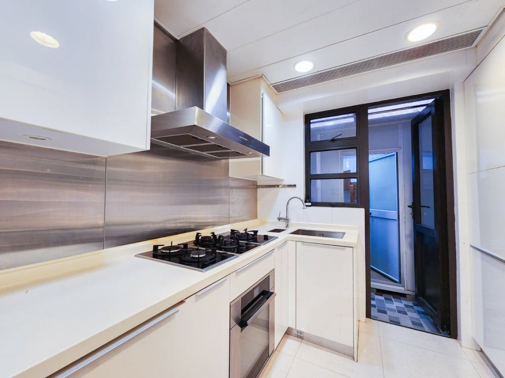 https://img.propertyraptor.com/cdn-cgi/imagedelivery/KD5bF_AFL0JDTbKLWF7z9g/ap8/ap8_001/hornet/prp/img/4b51825fe1b389b51ae271e4c91c909c.jpg/public