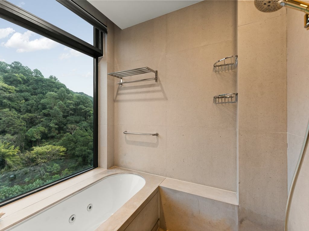 https://img.propertyraptor.com/cdn-cgi/imagedelivery/KD5bF_AFL0JDTbKLWF7z9g/ap8/ap8_001/hornet/prp/img/4babe3166550c89110c9c213428d4be6.jpg/public