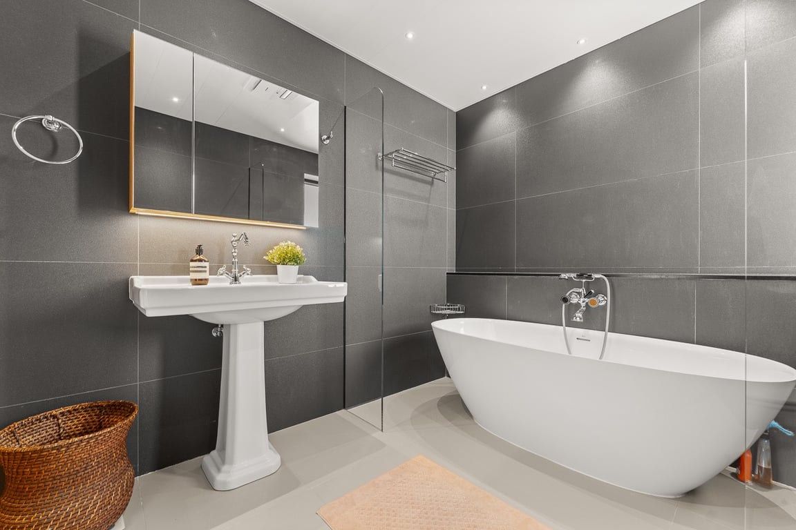 https://img.propertyraptor.com/cdn-cgi/imagedelivery/KD5bF_AFL0JDTbKLWF7z9g/ap8/ap8_001/hornet/prp/img/4bd4a2104a97b6bfc3a7df6843e1d684-wtm.jpg/public