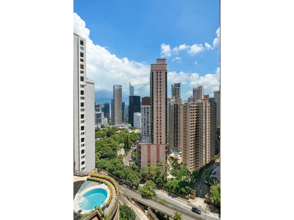 https://img.propertyraptor.com/cdn-cgi/imagedelivery/KD5bF_AFL0JDTbKLWF7z9g/ap8/ap8_001/hornet/prp/img/4bf52a629d14120bbcfad9ccddcb8458.jpg/public