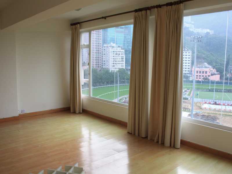 https://img.propertyraptor.com/cdn-cgi/imagedelivery/KD5bF_AFL0JDTbKLWF7z9g/ap8/ap8_001/hornet/prp/img/4c33158b95bebaa167a7a57cb98b57be.jpg/public