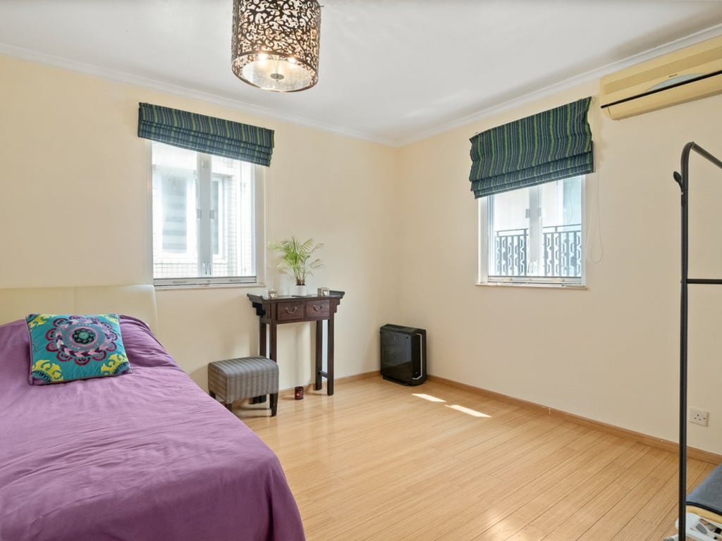 https://img.propertyraptor.com/cdn-cgi/imagedelivery/KD5bF_AFL0JDTbKLWF7z9g/ap8/ap8_001/hornet/prp/img/4c645dc538a4a6dc92bcc860dce54beb.jpg/public