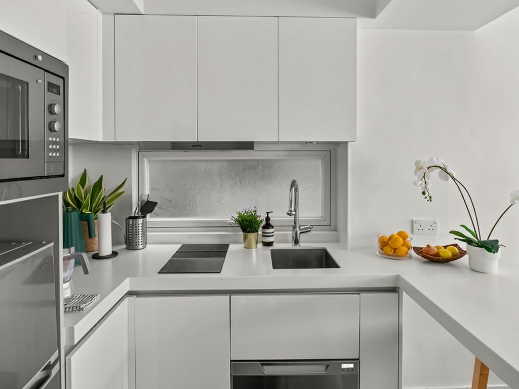 https://img.propertyraptor.com/cdn-cgi/imagedelivery/KD5bF_AFL0JDTbKLWF7z9g/ap8/ap8_001/hornet/prp/img/4d06366ab59e9dfb30341f70d1c70b90.jpg/public