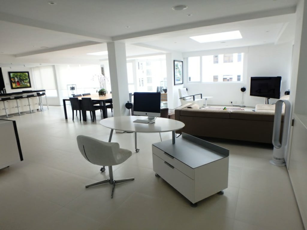 https://img.propertyraptor.com/cdn-cgi/imagedelivery/KD5bF_AFL0JDTbKLWF7z9g/ap8/ap8_001/hornet/prp/img/4d1d15f5371173dbea53dca6279d9e68.jpg/public