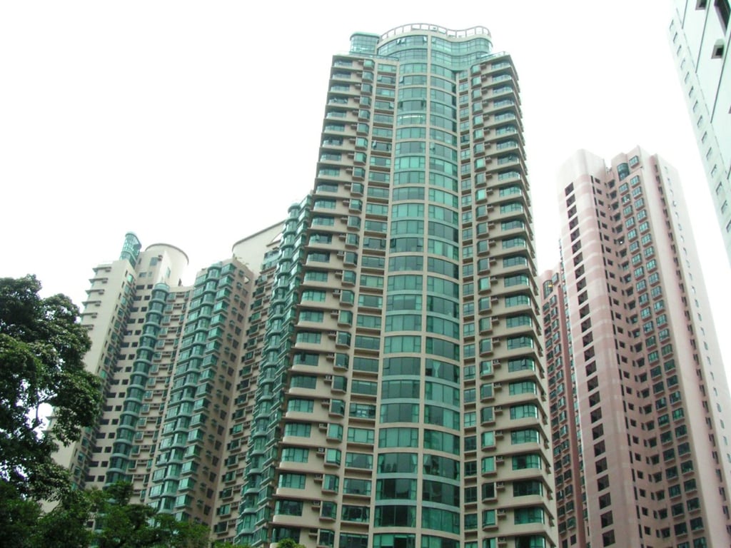 https://img.propertyraptor.com/cdn-cgi/imagedelivery/KD5bF_AFL0JDTbKLWF7z9g/ap8/ap8_001/hornet/prp/img/4d21da4b5bad16b1eaf70afb19620ac6.jpg/public