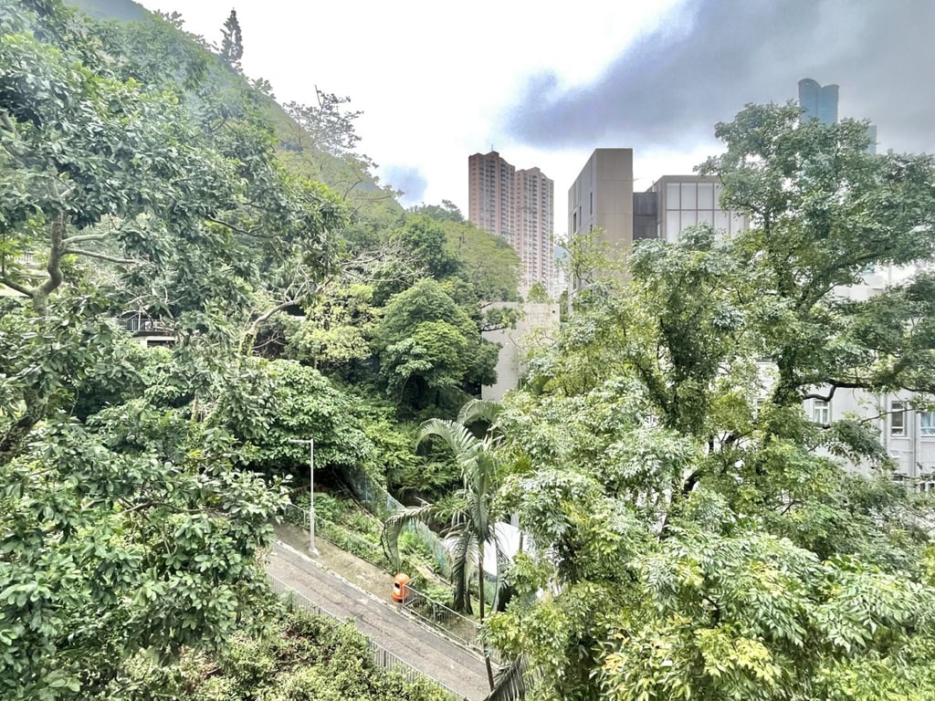 https://img.propertyraptor.com/cdn-cgi/imagedelivery/KD5bF_AFL0JDTbKLWF7z9g/ap8/ap8_001/hornet/prp/img/4d3a38d680c8c17409b1c9a658eeef8d.jpg/public