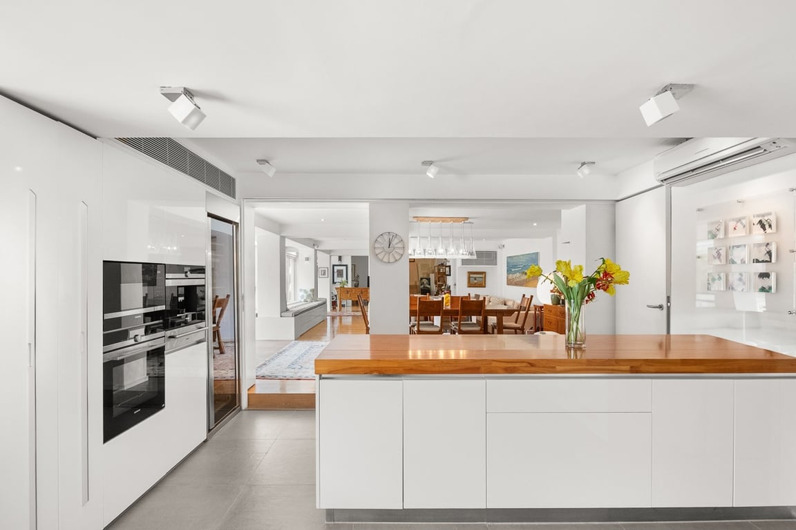 https://img.propertyraptor.com/cdn-cgi/imagedelivery/KD5bF_AFL0JDTbKLWF7z9g/ap8/ap8_001/hornet/prp/img/4d8585e17afc7c064a776e6cc952d8d0-wtm.jpg/public