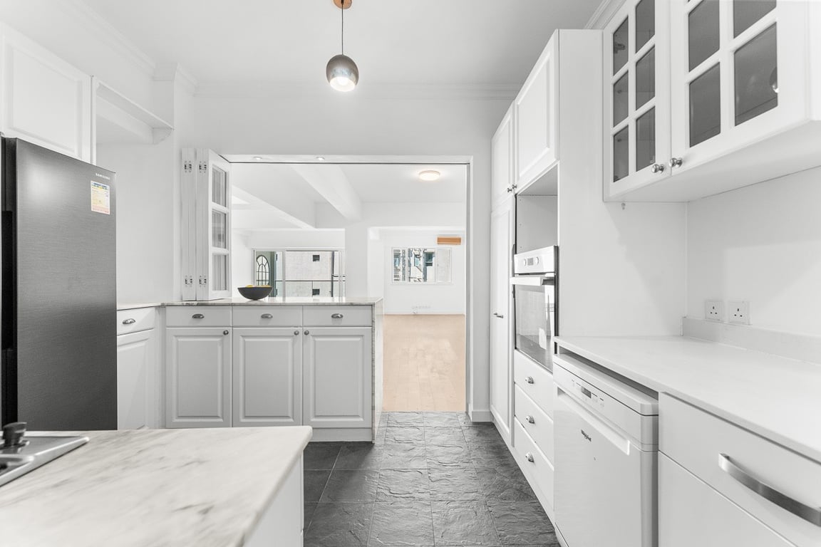 https://img.propertyraptor.com/cdn-cgi/imagedelivery/KD5bF_AFL0JDTbKLWF7z9g/ap8/ap8_001/hornet/prp/img/4da00deafd3b94ed1207eb1952f0551c-wtm.jpg/public