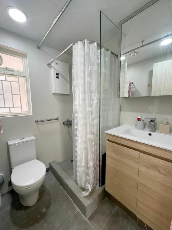https://img.propertyraptor.com/cdn-cgi/imagedelivery/KD5bF_AFL0JDTbKLWF7z9g/ap8/ap8_001/hornet/prp/img/4e4788544752ebb3c20a4c61d2078b71.jpg/public