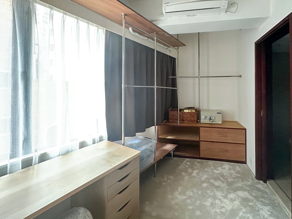 https://img.propertyraptor.com/cdn-cgi/imagedelivery/KD5bF_AFL0JDTbKLWF7z9g/ap8/ap8_001/hornet/prp/img/4e4b09574091e0455f95b41ac9f3df95.jpg/public