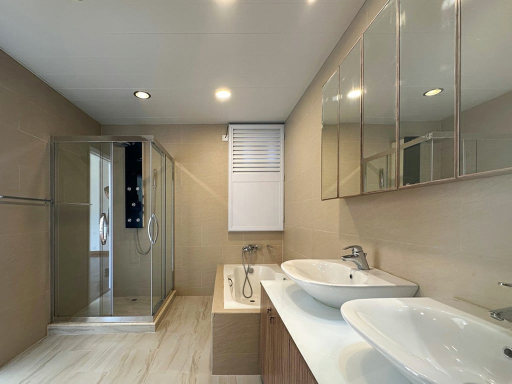 https://img.propertyraptor.com/cdn-cgi/imagedelivery/KD5bF_AFL0JDTbKLWF7z9g/ap8/ap8_001/hornet/prp/img/4e6b81546366987440409e1b856f3046.jpg/public