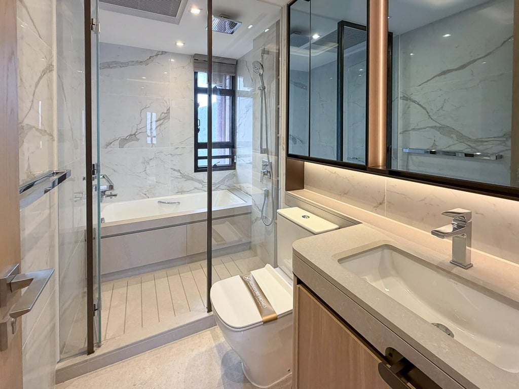 https://img.propertyraptor.com/cdn-cgi/imagedelivery/KD5bF_AFL0JDTbKLWF7z9g/ap8/ap8_001/hornet/prp/img/4ea6d9191791d82825f3d203d0b25b72-wtm.jpg/public