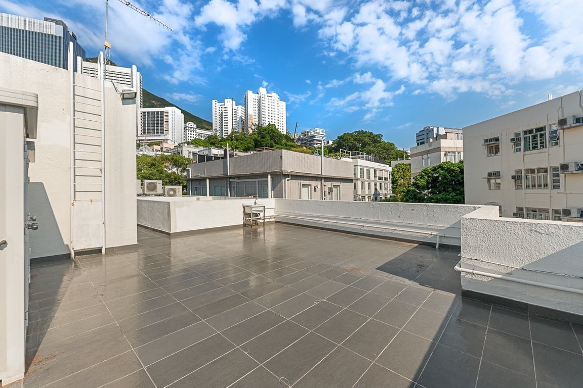 https://img.propertyraptor.com/cdn-cgi/imagedelivery/KD5bF_AFL0JDTbKLWF7z9g/ap8/ap8_001/hornet/prp/img/4eaf7ecd73bcc2bb13a7278c67e91384-wtm.jpg/public