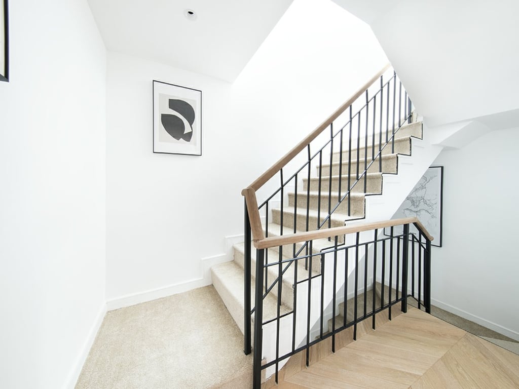 https://img.propertyraptor.com/cdn-cgi/imagedelivery/KD5bF_AFL0JDTbKLWF7z9g/ap8/ap8_001/hornet/prp/img/4ef56aeab1e60379a19196160110efed.jpg/public