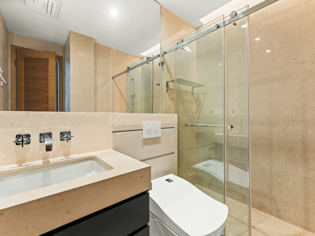 https://img.propertyraptor.com/cdn-cgi/imagedelivery/KD5bF_AFL0JDTbKLWF7z9g/ap8/ap8_001/hornet/prp/img/4f1d236fb8b514a049ce52dadf533c24.jpg/public