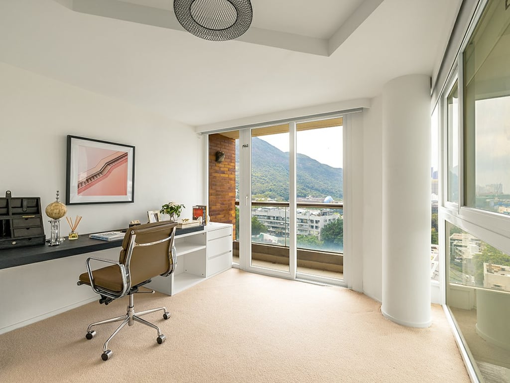 https://img.propertyraptor.com/cdn-cgi/imagedelivery/KD5bF_AFL0JDTbKLWF7z9g/ap8/ap8_001/hornet/prp/img/4f4ba5302e29fb76bbb6397ba6b50d96.jpg/public