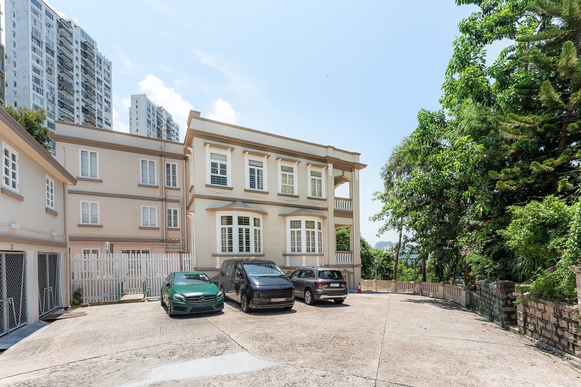 https://img.propertyraptor.com/cdn-cgi/imagedelivery/KD5bF_AFL0JDTbKLWF7z9g/ap8/ap8_001/hornet/prp/img/4f8e578cbdf7fa206bb1fbfce7ce343d-wtm.jpg/public