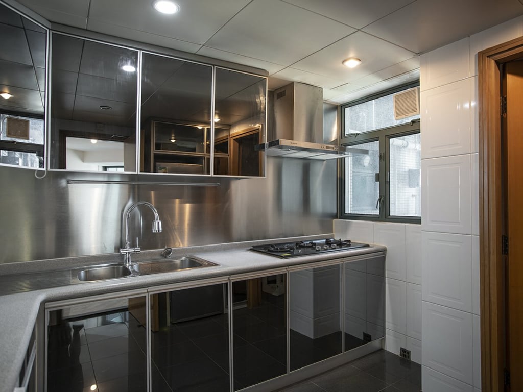 https://img.propertyraptor.com/cdn-cgi/imagedelivery/KD5bF_AFL0JDTbKLWF7z9g/ap8/ap8_001/hornet/prp/img/4fa582f6f09f0286911f93da6dbdfeb8.jpg/public