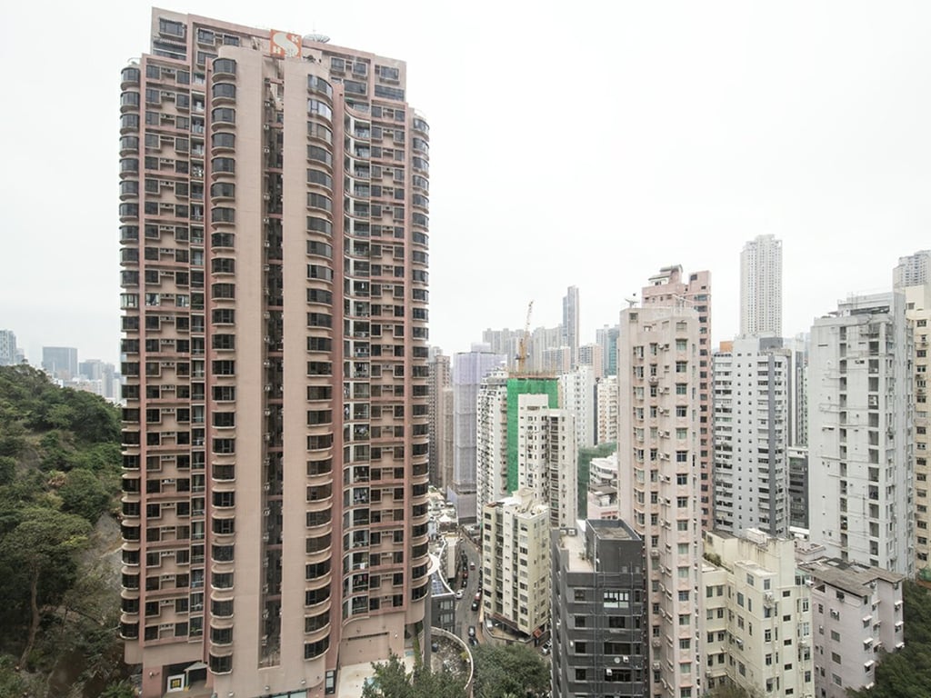 https://img.propertyraptor.com/cdn-cgi/imagedelivery/KD5bF_AFL0JDTbKLWF7z9g/ap8/ap8_001/hornet/prp/img/50096bad666657b95d558baeaa4299d6.jpg/public