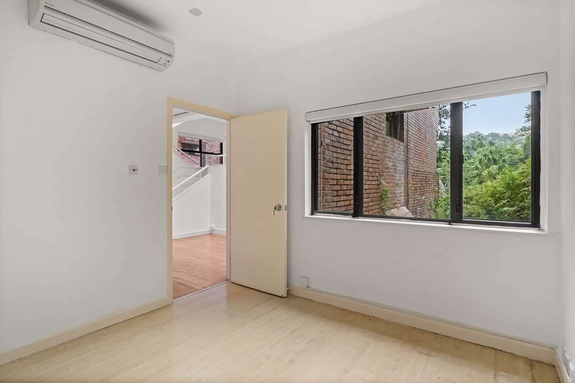 https://img.propertyraptor.com/cdn-cgi/imagedelivery/KD5bF_AFL0JDTbKLWF7z9g/ap8/ap8_001/hornet/prp/img/506c47f5b354aec5b93b54b7e177e8c6-wtm.jpg/public