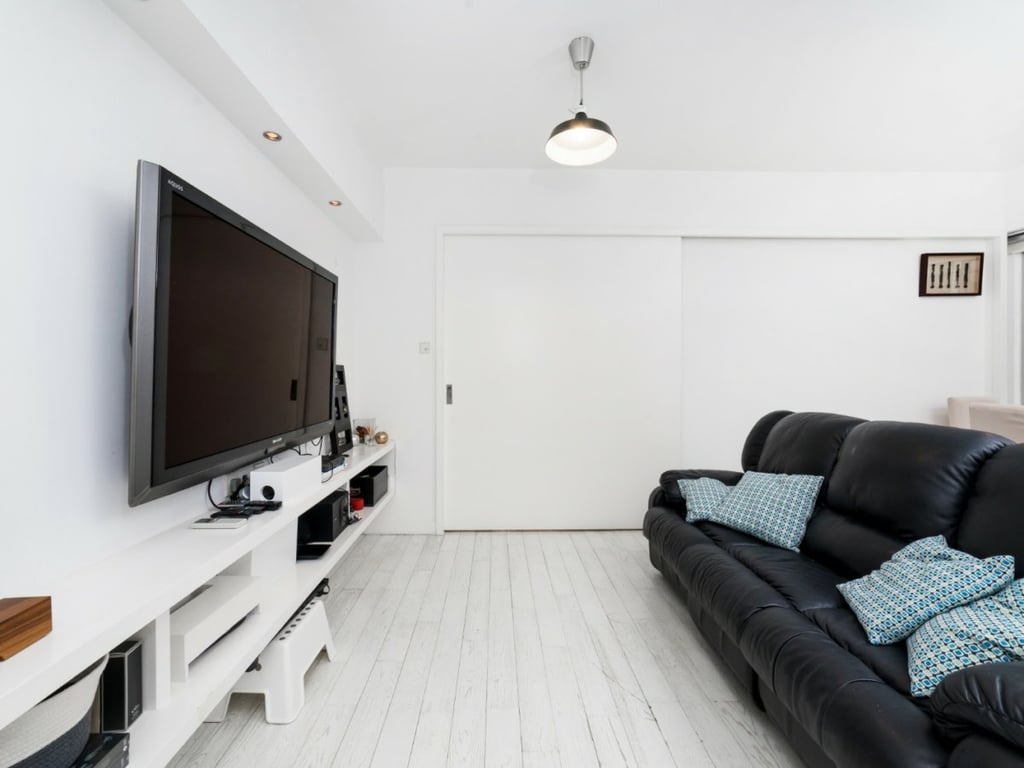 https://img.propertyraptor.com/cdn-cgi/imagedelivery/KD5bF_AFL0JDTbKLWF7z9g/ap8/ap8_001/hornet/prp/img/50e81cc0f20b23d45a79eadaeccbd1b5.jpg/public