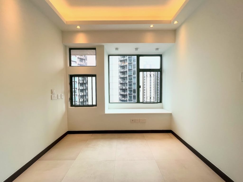 https://img.propertyraptor.com/cdn-cgi/imagedelivery/KD5bF_AFL0JDTbKLWF7z9g/ap8/ap8_001/hornet/prp/img/50e98a9ae02fb1f48edc8befc22669f3.jpg/public