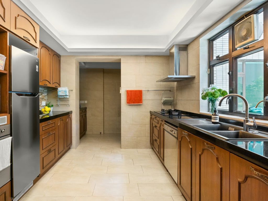 https://img.propertyraptor.com/cdn-cgi/imagedelivery/KD5bF_AFL0JDTbKLWF7z9g/ap8/ap8_001/hornet/prp/img/518b9ef16dd2856565087872a8432757.jpg/public