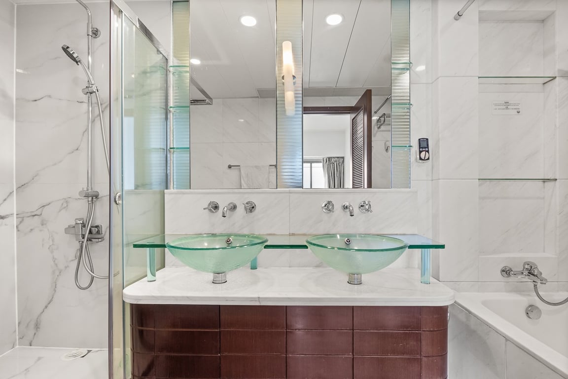 https://img.propertyraptor.com/cdn-cgi/imagedelivery/KD5bF_AFL0JDTbKLWF7z9g/ap8/ap8_001/hornet/prp/img/51914a0506d477416068affd892df12d-wtm.jpg/public