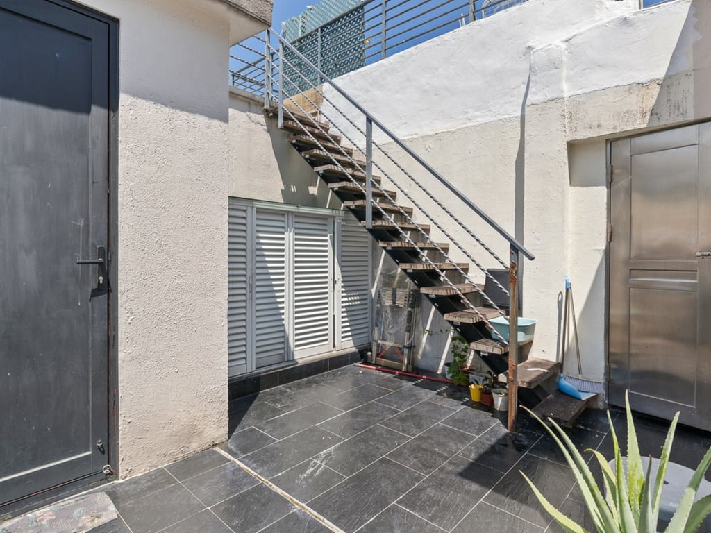 https://img.propertyraptor.com/cdn-cgi/imagedelivery/KD5bF_AFL0JDTbKLWF7z9g/ap8/ap8_001/hornet/prp/img/51b4a581cbf3e8889512cd24a8acf131.jpg/public