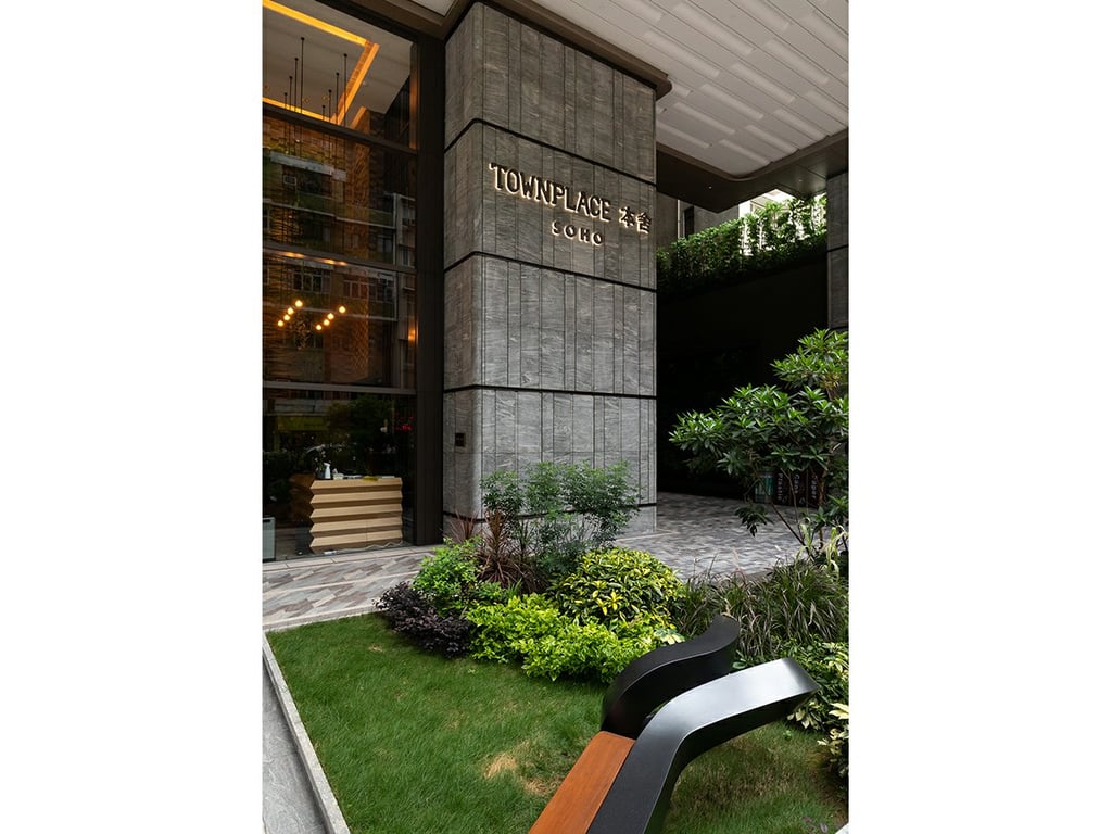 https://img.propertyraptor.com/cdn-cgi/imagedelivery/KD5bF_AFL0JDTbKLWF7z9g/ap8/ap8_001/hornet/prp/img/51b4db1b710ecb79f88b0a44583574ed.jpg/public