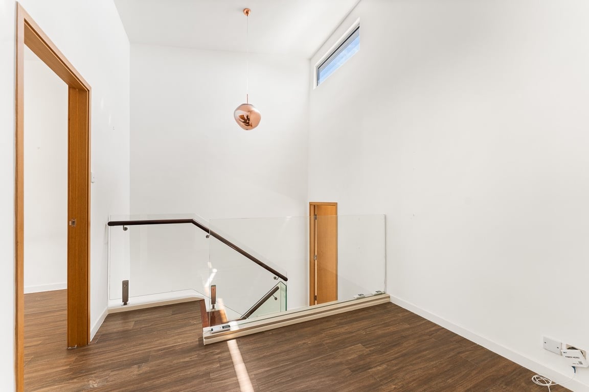 https://img.propertyraptor.com/cdn-cgi/imagedelivery/KD5bF_AFL0JDTbKLWF7z9g/ap8/ap8_001/hornet/prp/img/51c0285830b9c9e0ae3c4fea56e7747e-wtm.jpg/public