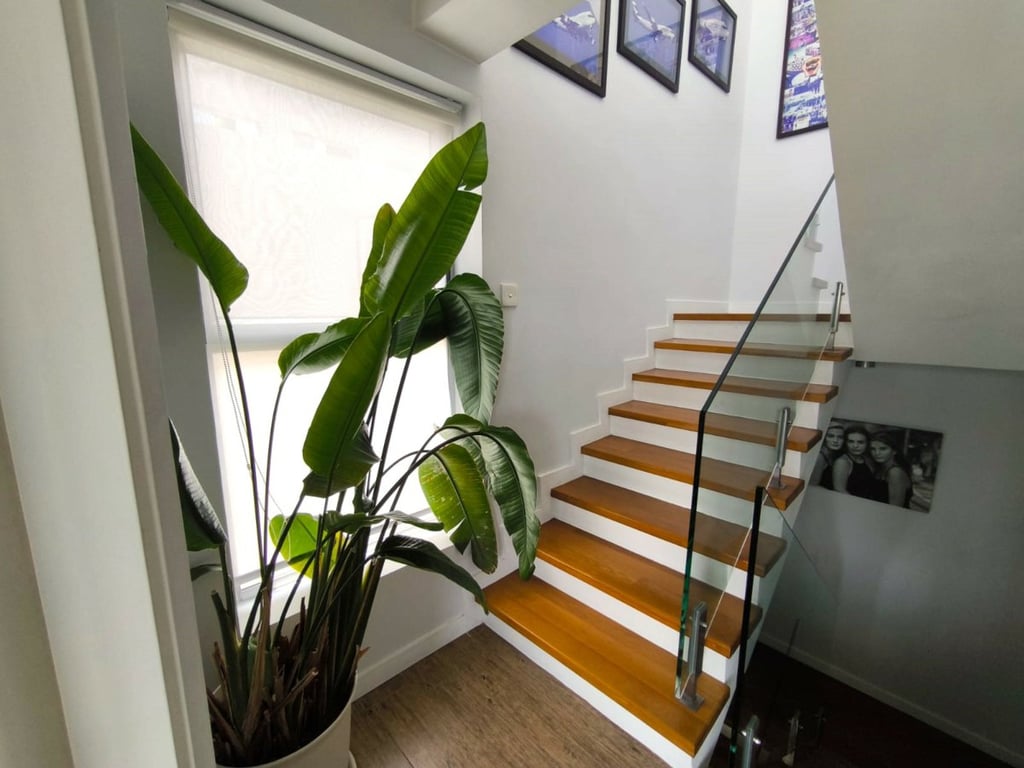 https://img.propertyraptor.com/cdn-cgi/imagedelivery/KD5bF_AFL0JDTbKLWF7z9g/ap8/ap8_001/hornet/prp/img/51dfe0447fc7774a22efc2add0f20394.jpg/public