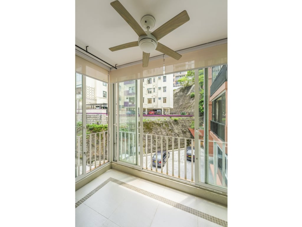 https://img.propertyraptor.com/cdn-cgi/imagedelivery/KD5bF_AFL0JDTbKLWF7z9g/ap8/ap8_001/hornet/prp/img/51e0643232b0d184dfd603e00bf45e30.jpg/public