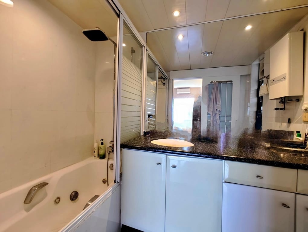 https://img.propertyraptor.com/cdn-cgi/imagedelivery/KD5bF_AFL0JDTbKLWF7z9g/ap8/ap8_001/hornet/prp/img/51e37653b75c398d164bc8a64d6a9a9d-wtm.jpg/public