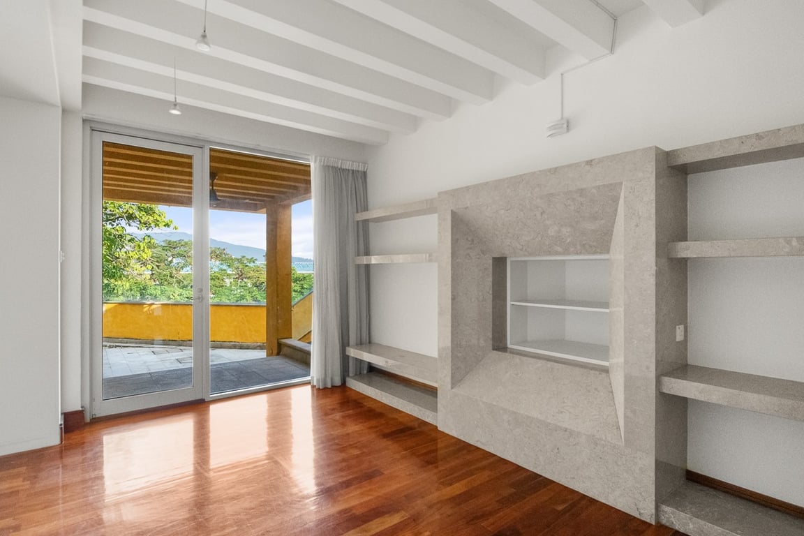 https://img.propertyraptor.com/cdn-cgi/imagedelivery/KD5bF_AFL0JDTbKLWF7z9g/ap8/ap8_001/hornet/prp/img/5214117889644d6561679ebb9ad4f56e-wtm.jpg/public