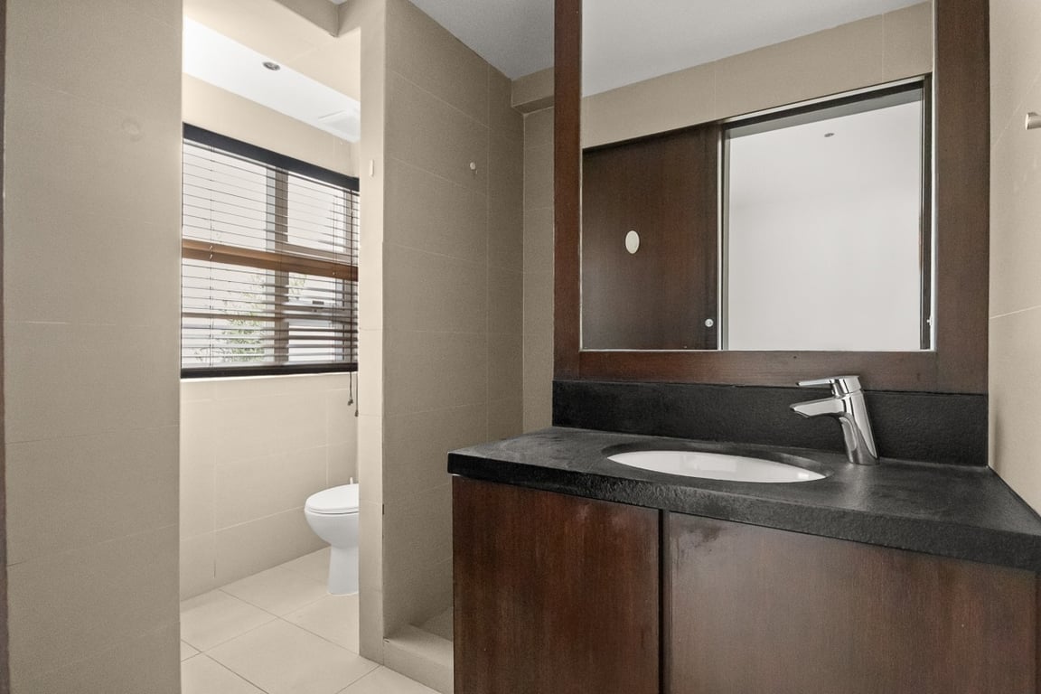 https://img.propertyraptor.com/cdn-cgi/imagedelivery/KD5bF_AFL0JDTbKLWF7z9g/ap8/ap8_001/hornet/prp/img/52409ef7b8a138a46ebf40d3b42af9c2-wtm.jpg/public