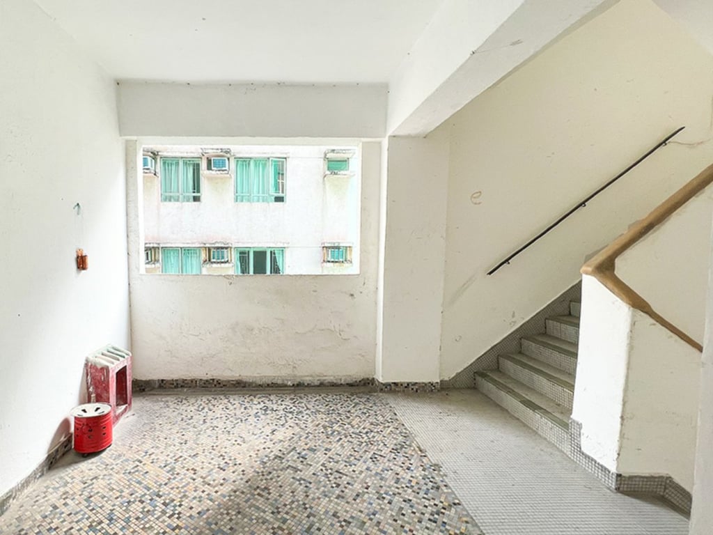 https://img.propertyraptor.com/cdn-cgi/imagedelivery/KD5bF_AFL0JDTbKLWF7z9g/ap8/ap8_001/hornet/prp/img/529c9815ca452046f4c6189347abe886.jpg/public