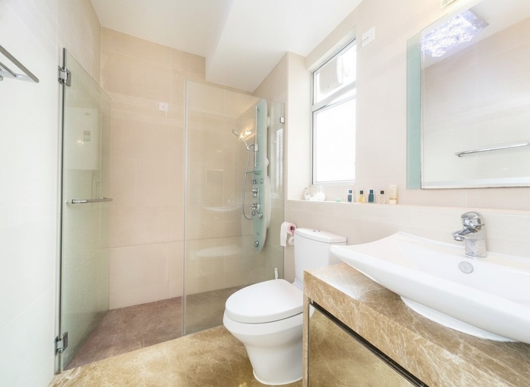 https://img.propertyraptor.com/cdn-cgi/imagedelivery/KD5bF_AFL0JDTbKLWF7z9g/ap8/ap8_001/hornet/prp/img/52ed5108b7b640f855e4f1a2976a48e2-wtm.jpg/public