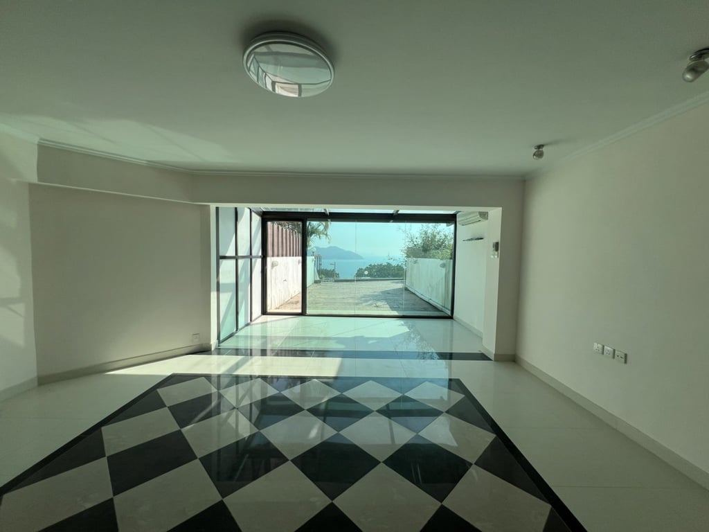 https://img.propertyraptor.com/cdn-cgi/imagedelivery/KD5bF_AFL0JDTbKLWF7z9g/ap8/ap8_001/hornet/prp/img/530d8b9f04ef28c3df48c7fa3dca0231.jpg/public