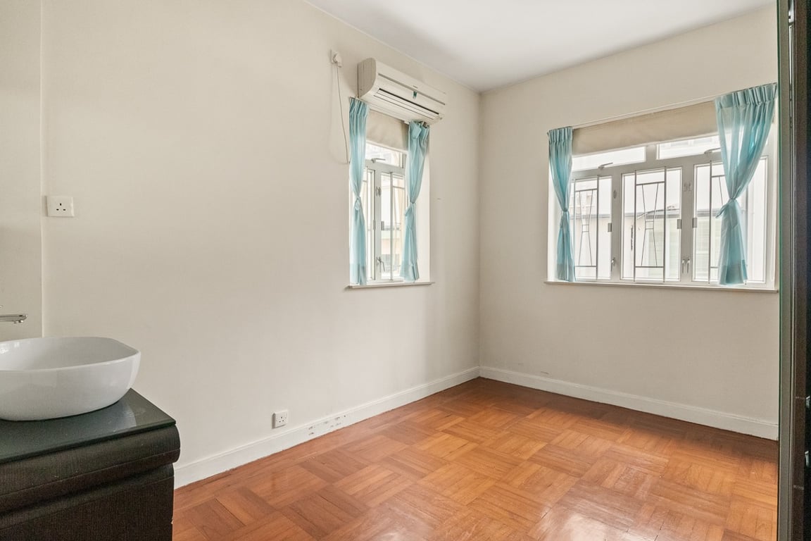 https://img.propertyraptor.com/cdn-cgi/imagedelivery/KD5bF_AFL0JDTbKLWF7z9g/ap8/ap8_001/hornet/prp/img/5373d0cd058b9f5d1fb1af0f43b0d86a-wtm.jpg/public