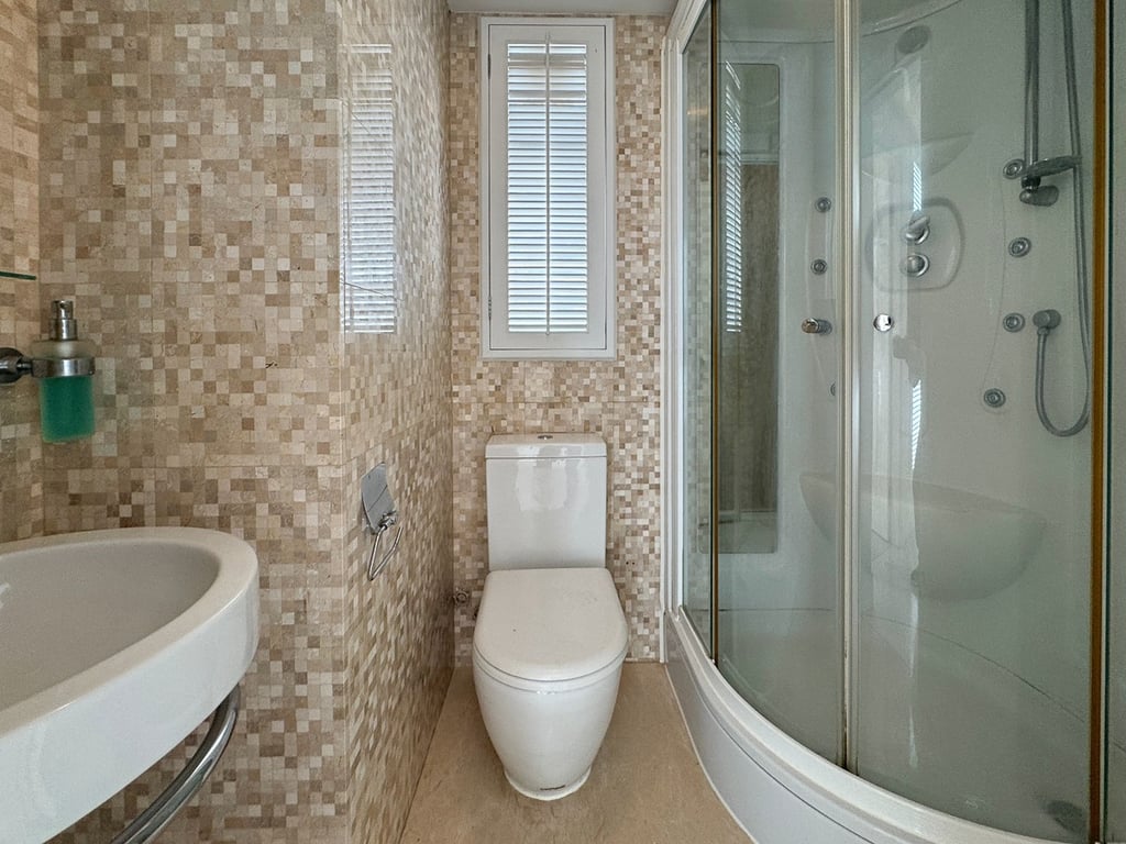 https://img.propertyraptor.com/cdn-cgi/imagedelivery/KD5bF_AFL0JDTbKLWF7z9g/ap8/ap8_001/hornet/prp/img/53b99fba93b199c328dbdf509584a788-wtm.jpg/public