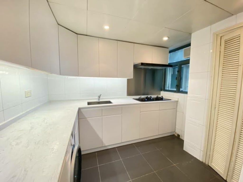 https://img.propertyraptor.com/cdn-cgi/imagedelivery/KD5bF_AFL0JDTbKLWF7z9g/ap8/ap8_001/hornet/prp/img/53c4d2f333c561c15abe9b8bf7a41185.jpg/public