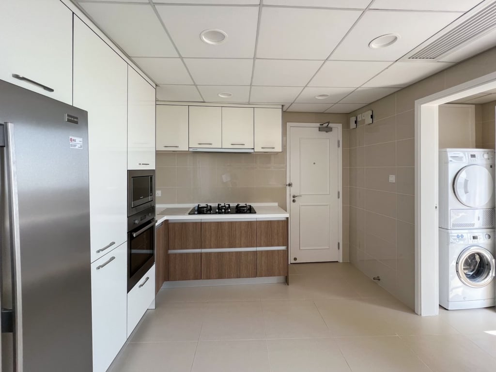 https://img.propertyraptor.com/cdn-cgi/imagedelivery/KD5bF_AFL0JDTbKLWF7z9g/ap8/ap8_001/hornet/prp/img/53d7b3ee8886d1476c4f864da08e60a2.jpg/public