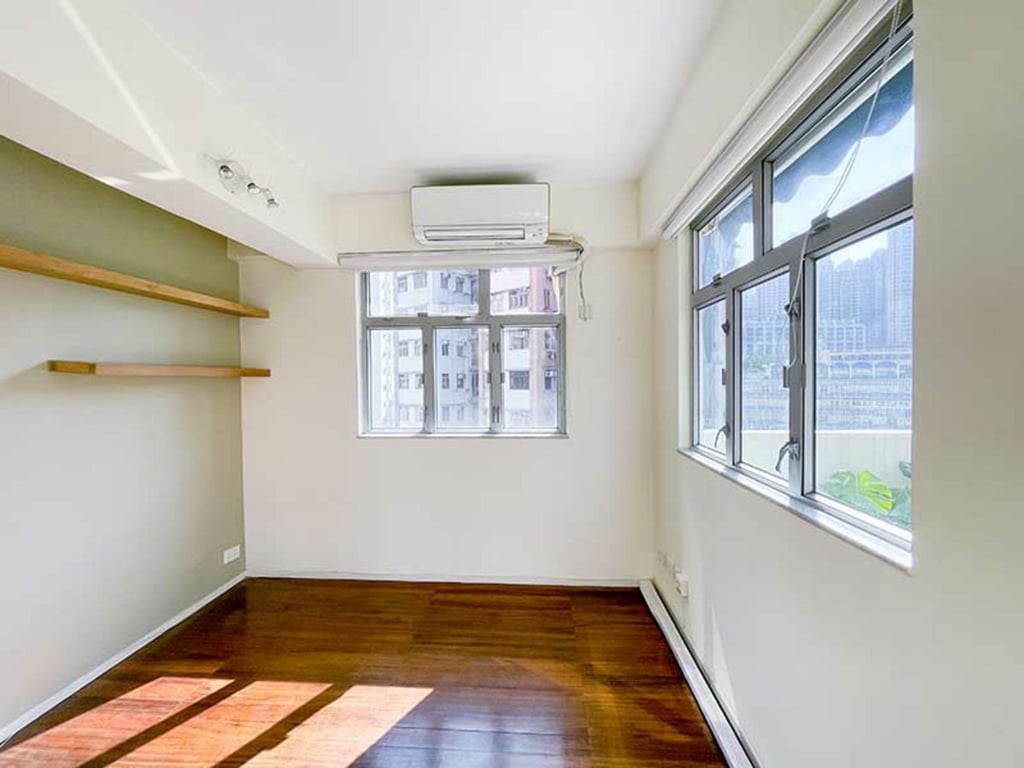 https://img.propertyraptor.com/cdn-cgi/imagedelivery/KD5bF_AFL0JDTbKLWF7z9g/ap8/ap8_001/hornet/prp/img/53e8a6a953a06cc31e0e1568e5996779.jpg/public