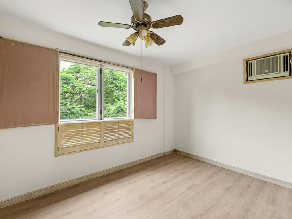 https://img.propertyraptor.com/cdn-cgi/imagedelivery/KD5bF_AFL0JDTbKLWF7z9g/ap8/ap8_001/hornet/prp/img/5430e0665f5c8deb5e40dfc5b4b9b14d.jpg/public