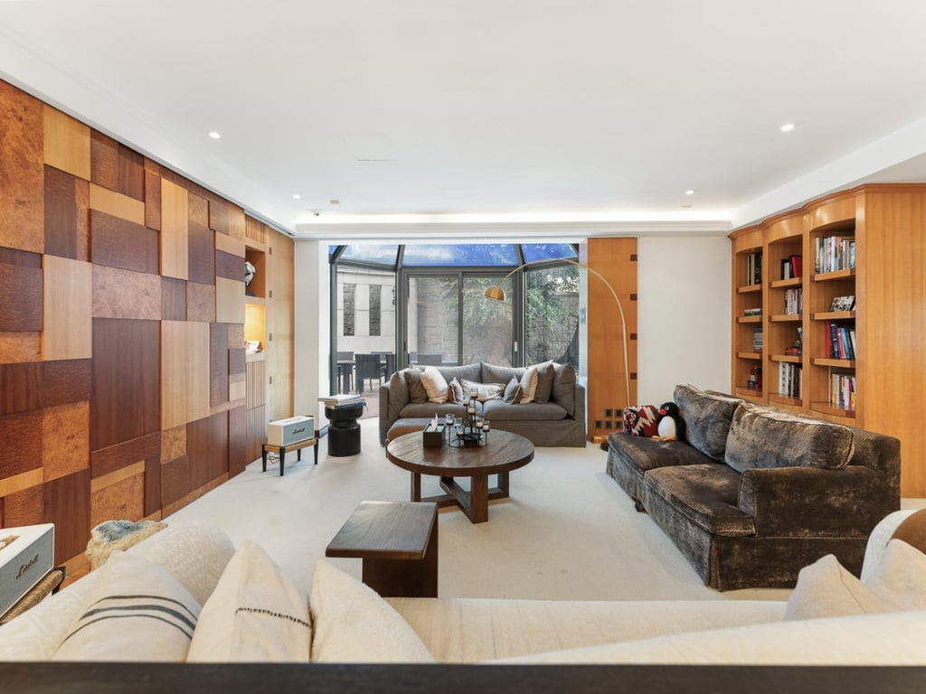 https://img.propertyraptor.com/cdn-cgi/imagedelivery/KD5bF_AFL0JDTbKLWF7z9g/ap8/ap8_001/hornet/prp/img/544ed6c2ceef11fa4f978e863b2daca7-wtm.jpg/public