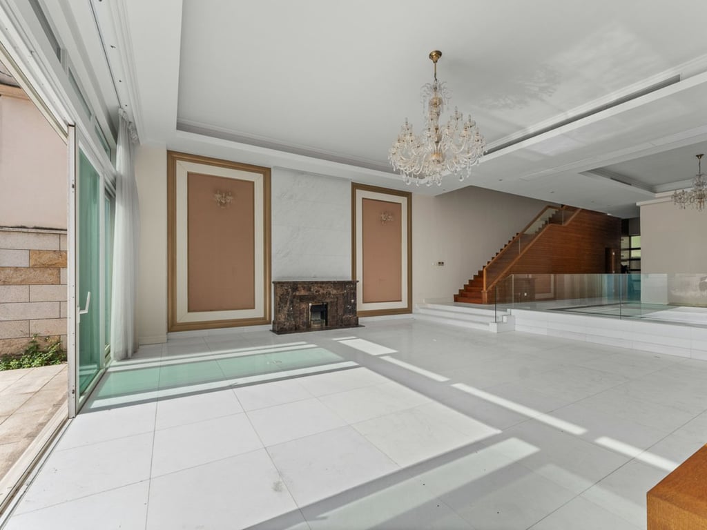 https://img.propertyraptor.com/cdn-cgi/imagedelivery/KD5bF_AFL0JDTbKLWF7z9g/ap8/ap8_001/hornet/prp/img/5520bfed9034c42e8be4a22298e0777b.jpg/public